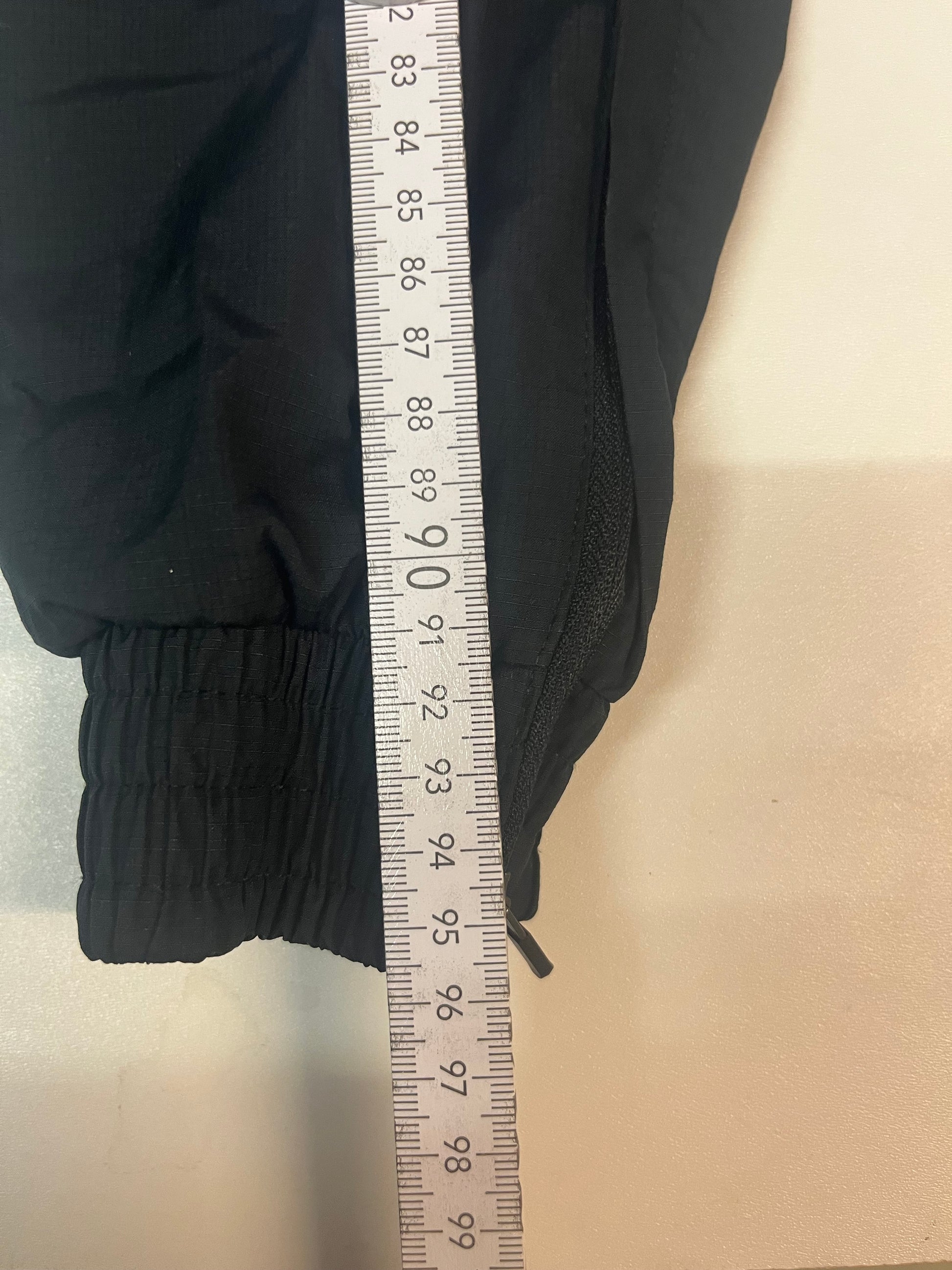 Entdecke unsere Vintage Track Pants von Nike und anderen Marken, erhältlich bei Valuxery.de - Dein Shop für trendige Vintage - Kleidung. Unsere Track Pants sind aus hochwertigen Materialien und