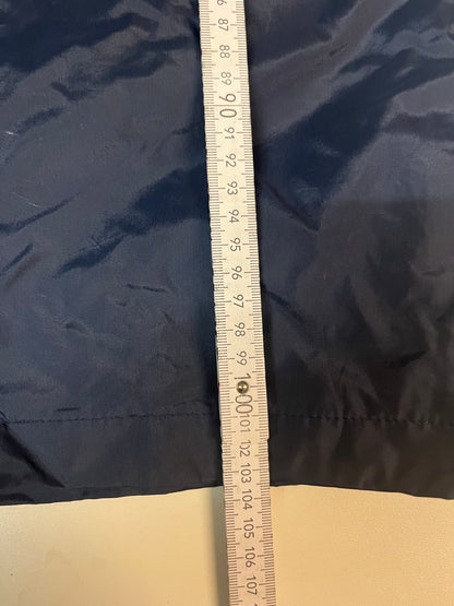 Entdecke unsere Vintage Track Pants von Nike und anderen Marken, erhältlich bei Valuxery.de - Dein Shop für trendige Vintage - Kleidung. Unsere Track Pants sind aus hochwertigen Materialien und
