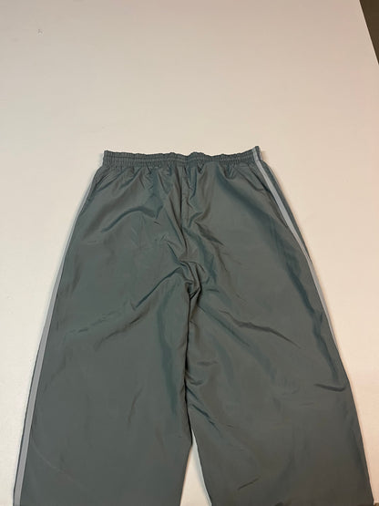 Entdecke unsere Vintage Track Pants von Nike und anderen Marken, erhältlich bei Valuxery.de - Dein Shop für trendige Vintage - Kleidung. Unsere Track Pants sind aus hochwertigen Materialien und
