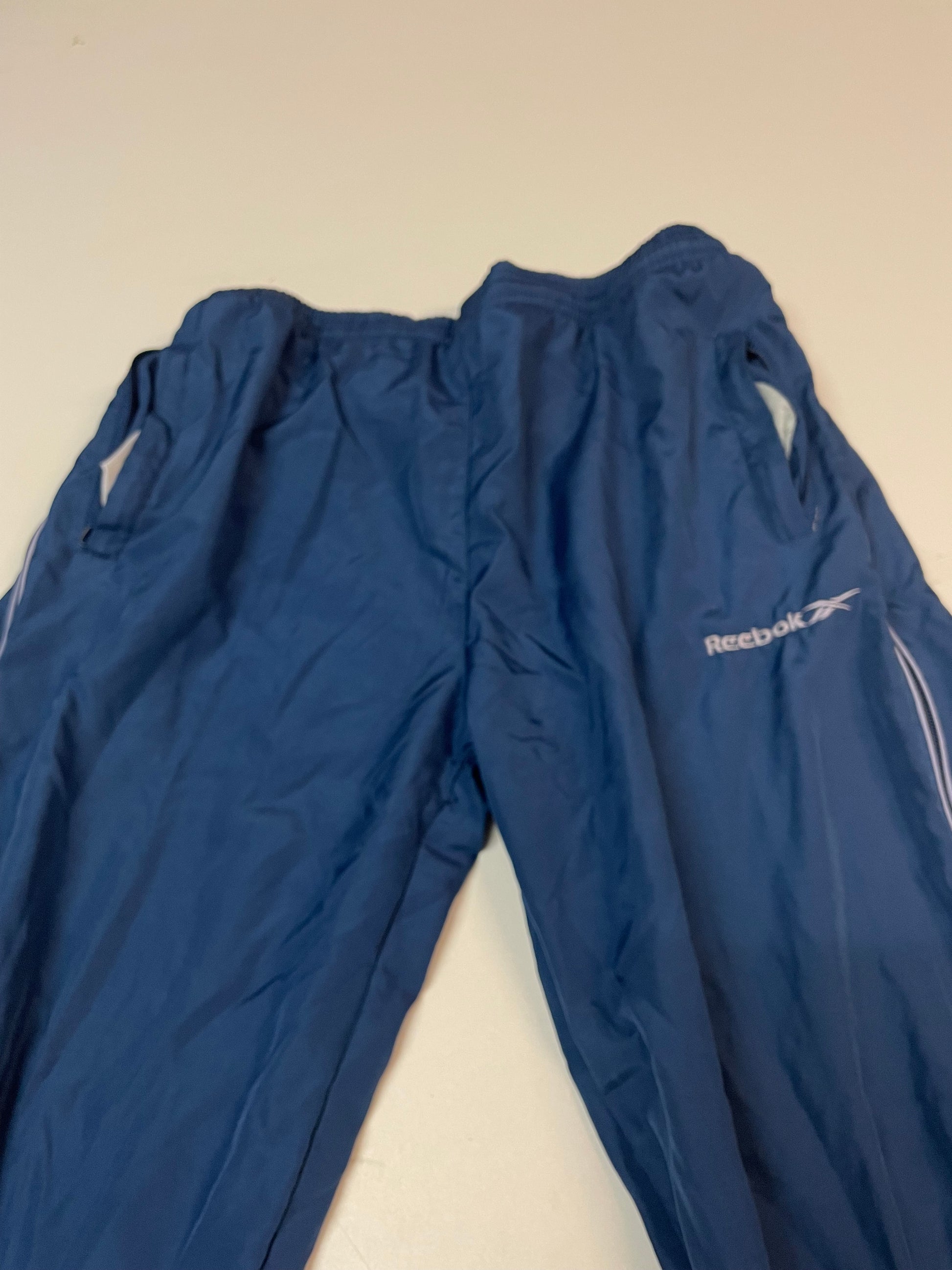 Entdecke unsere Vintage Track Pants von Nike und anderen Marken, erhältlich bei Valuxery.de - Dein Shop für trendige Vintage - Kleidung. Unsere Track Pants sind aus hochwertigen Materialien und