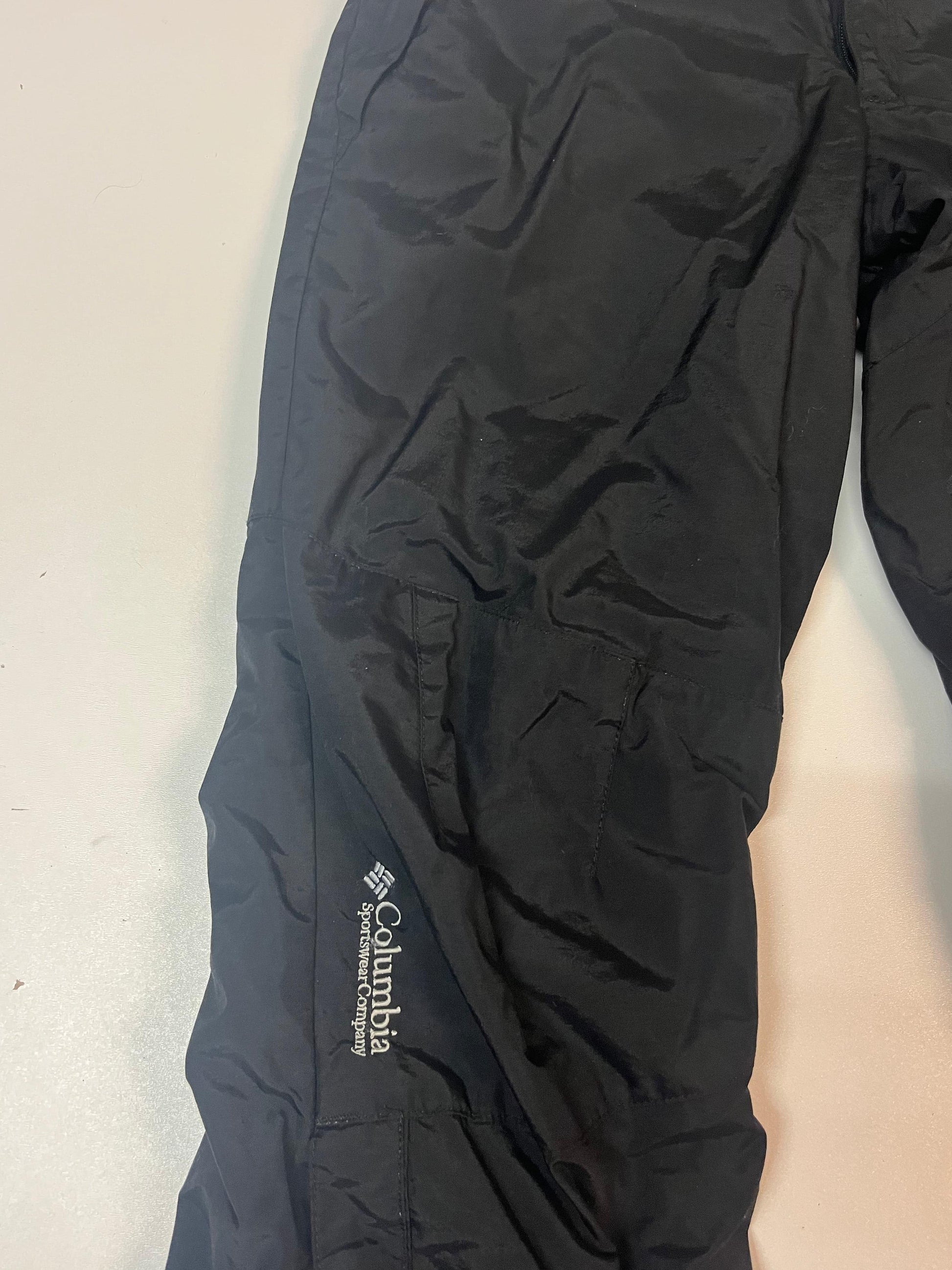 Entdecke unsere Vintage Track Pants von Nike und anderen Marken, erhältlich bei Valuxery.de - Dein Shop für trendige Vintage - Kleidung. Unsere Track Pants sind aus hochwertigen Materialien und