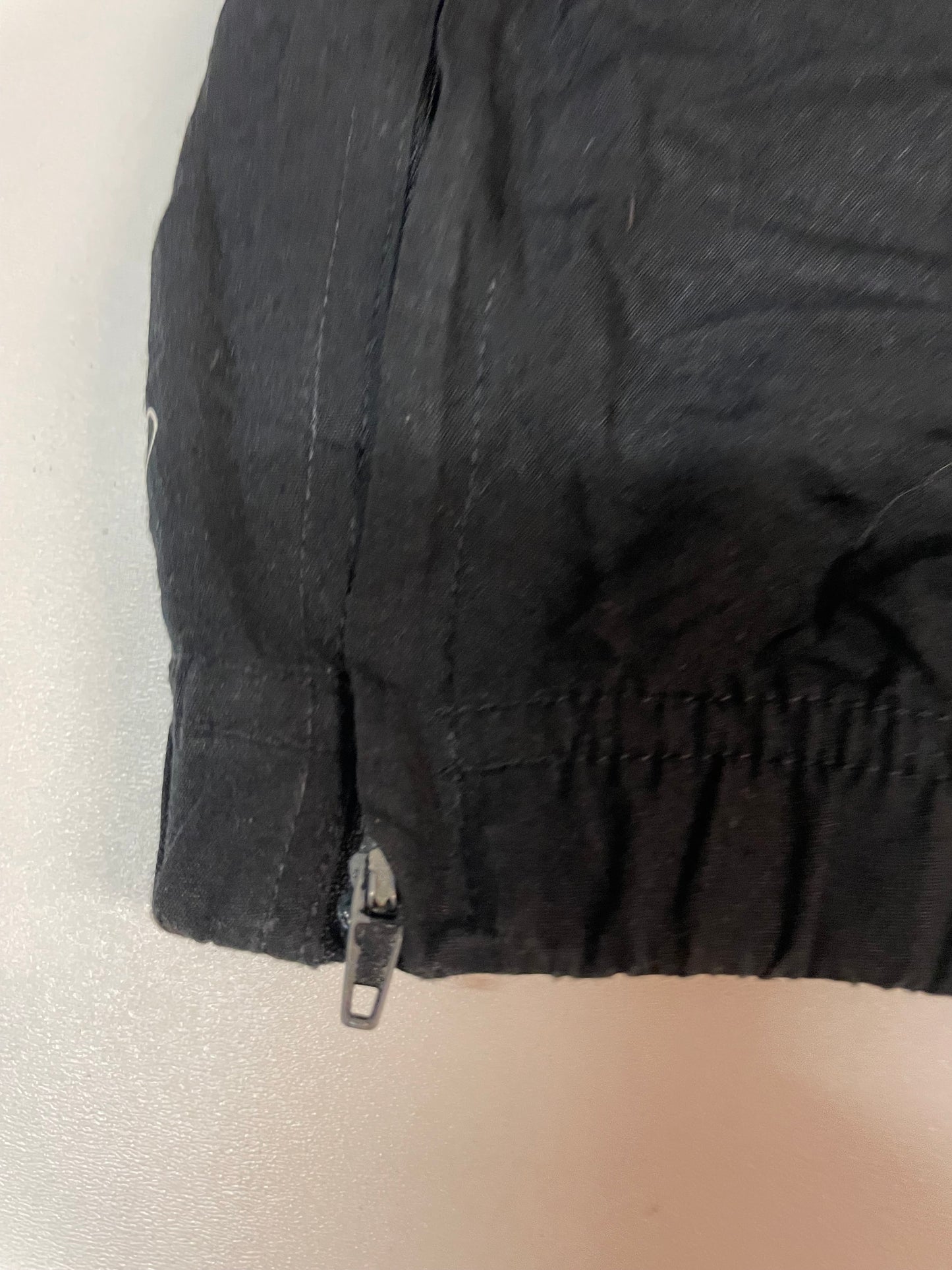 Entdecke unsere Vintage Track Pants von Nike und anderen Marken, erhältlich bei Valuxery.de - Dein Shop für trendige Vintage - Kleidung. Unsere Track Pants sind aus hochwertigen Materialien und