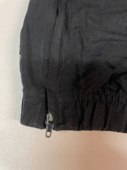 Entdecke unsere Vintage Track Pants von Nike und anderen Marken, erhältlich bei Valuxery.de - Dein Shop für trendige Vintage - Kleidung. Unsere Track Pants sind aus hochwertigen Materialien und