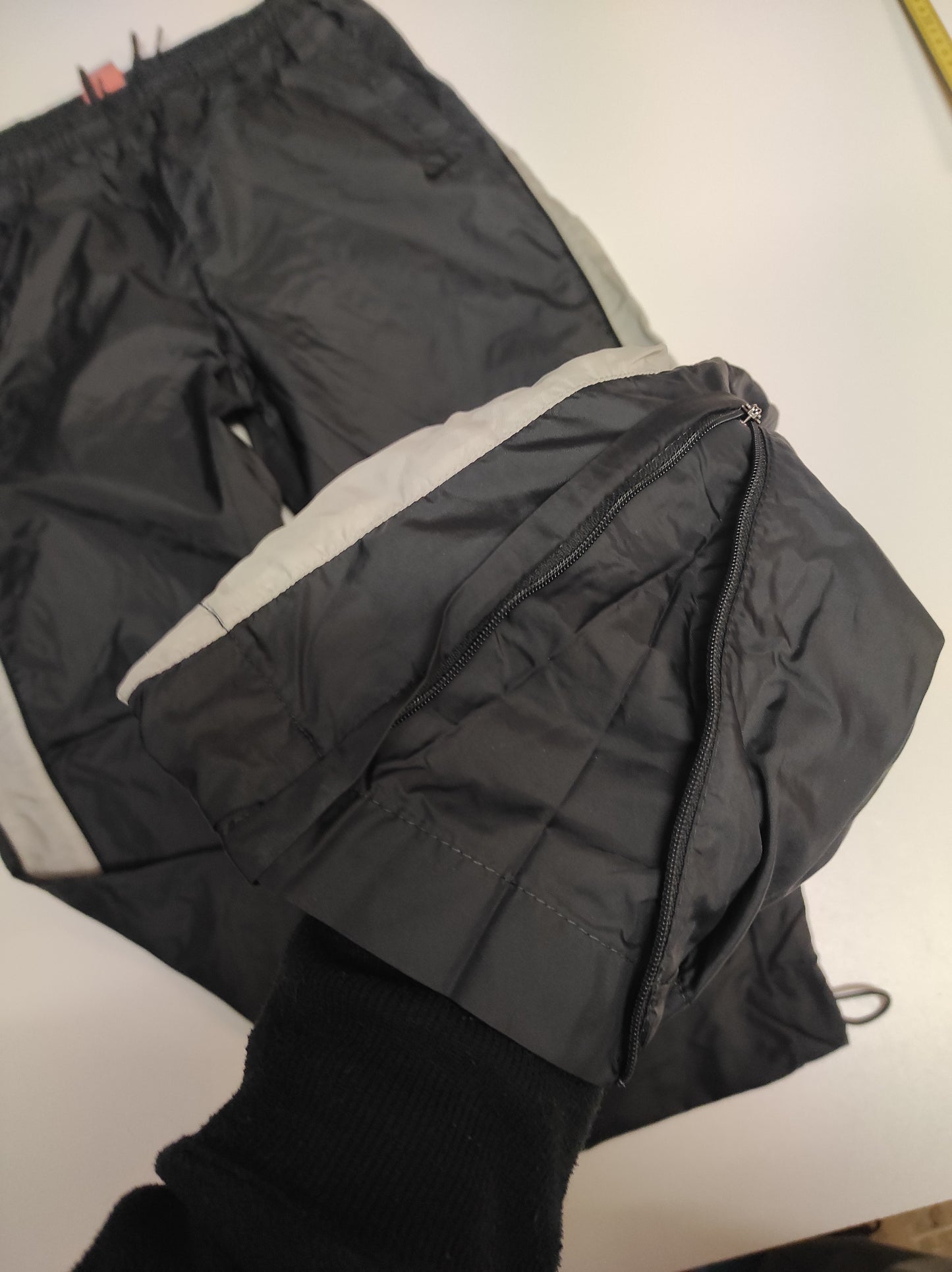 Entdecke unsere Vintage Track Pants von Nike und anderen Marken, erhältlich bei Valuxery.de - Dein Shop für trendige Vintage - Kleidung. Unsere Track Pants sind aus hochwertigen Materialien und