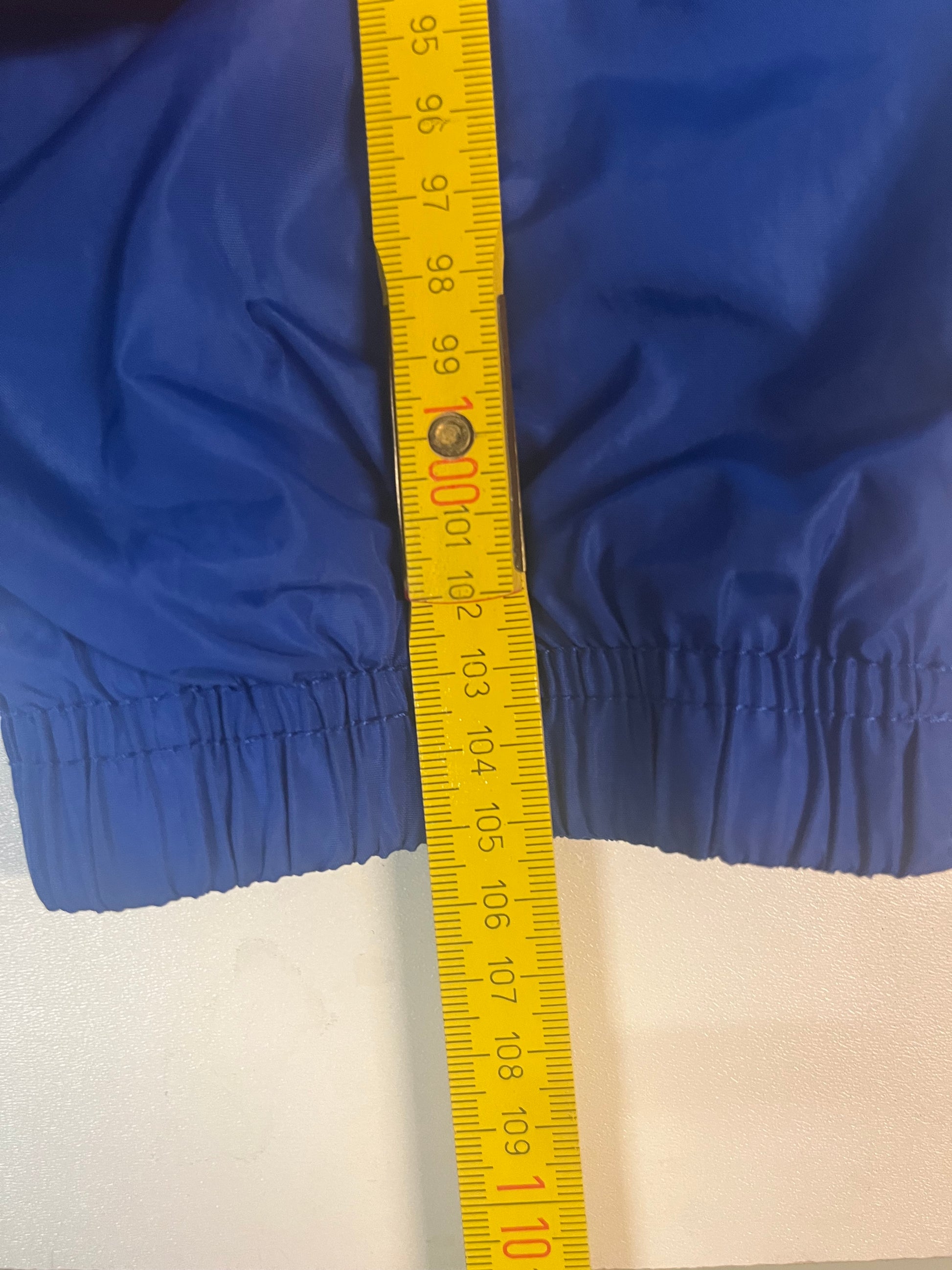 Entdecke unsere Vintage Track Pants von Nike und anderen Marken, erhältlich bei Valuxery.de - Dein Shop für trendige Vintage - Kleidung. Unsere Track Pants sind aus hochwertigen Materialien und