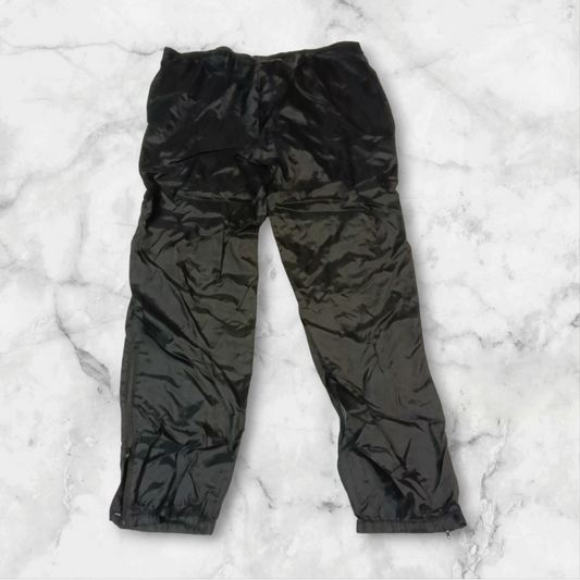 Entdecke unsere Vintage Track Pants von Nike und anderen Marken, erhältlich bei Valuxery.de - Dein Shop für trendige Vintage - Kleidung. Unsere Track Pants sind aus hochwertigen Materialien und