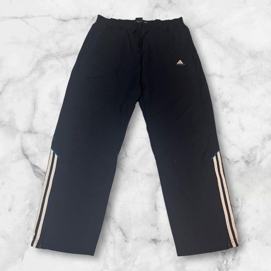 Entdecke unsere Vintage Track Pants von Nike und anderen Marken, erhältlich bei Valuxery.de - Dein Shop für trendige Vintage - Kleidung. Unsere Track Pants sind aus hochwertigen Materialien und