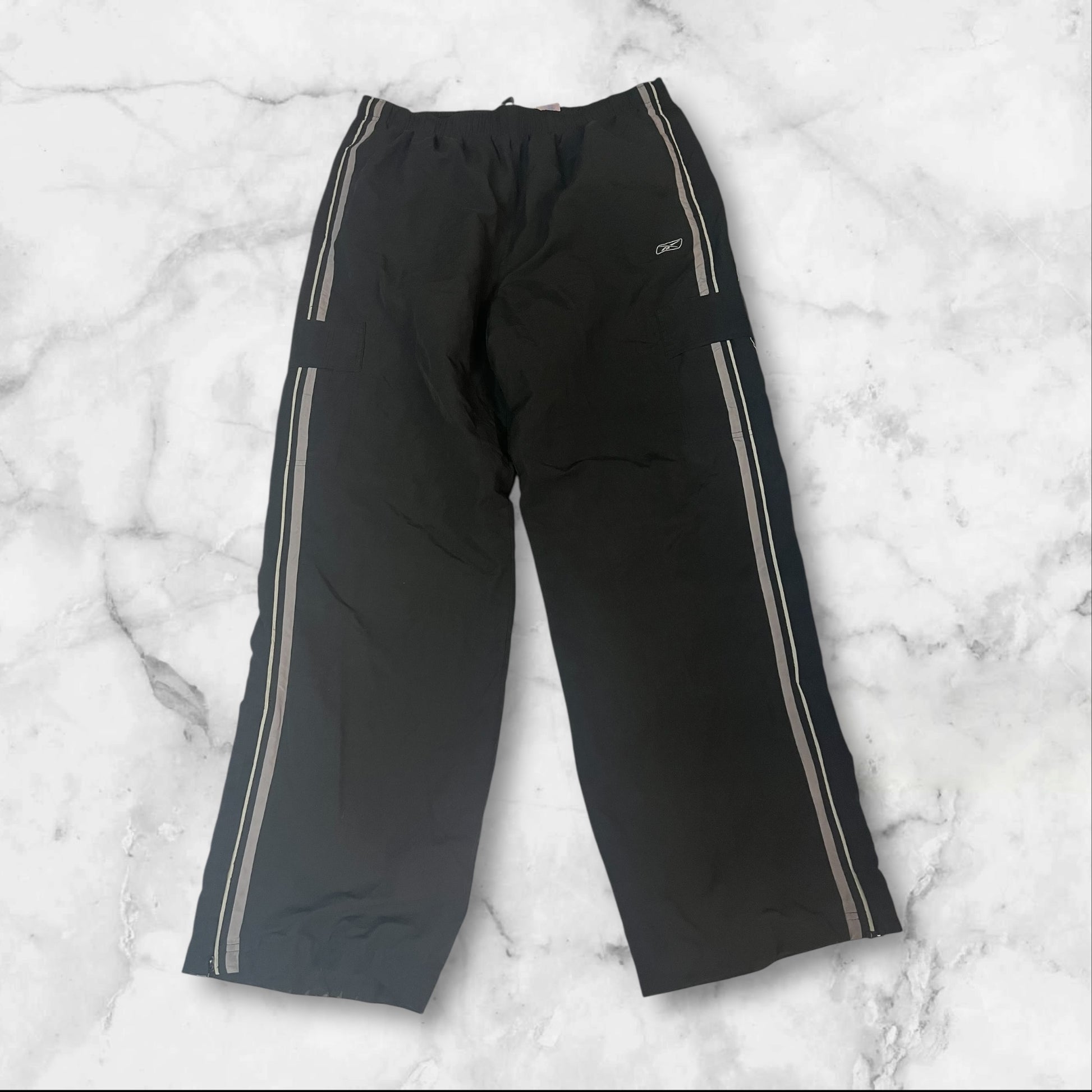Entdecke unsere Vintage Track Pants von Nike und anderen Marken, erhältlich bei Valuxery.de - Dein Shop für trendige Vintage - Kleidung. Unsere Track Pants sind aus hochwertigen Materialien und