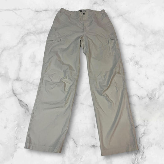 Entdecke unsere Vintage Track Pants von Nike und anderen Marken, erhältlich bei Valuxery.de - Dein Shop für trendige Vintage - Kleidung. Unsere Track Pants sind aus hochwertigen Materialien und
