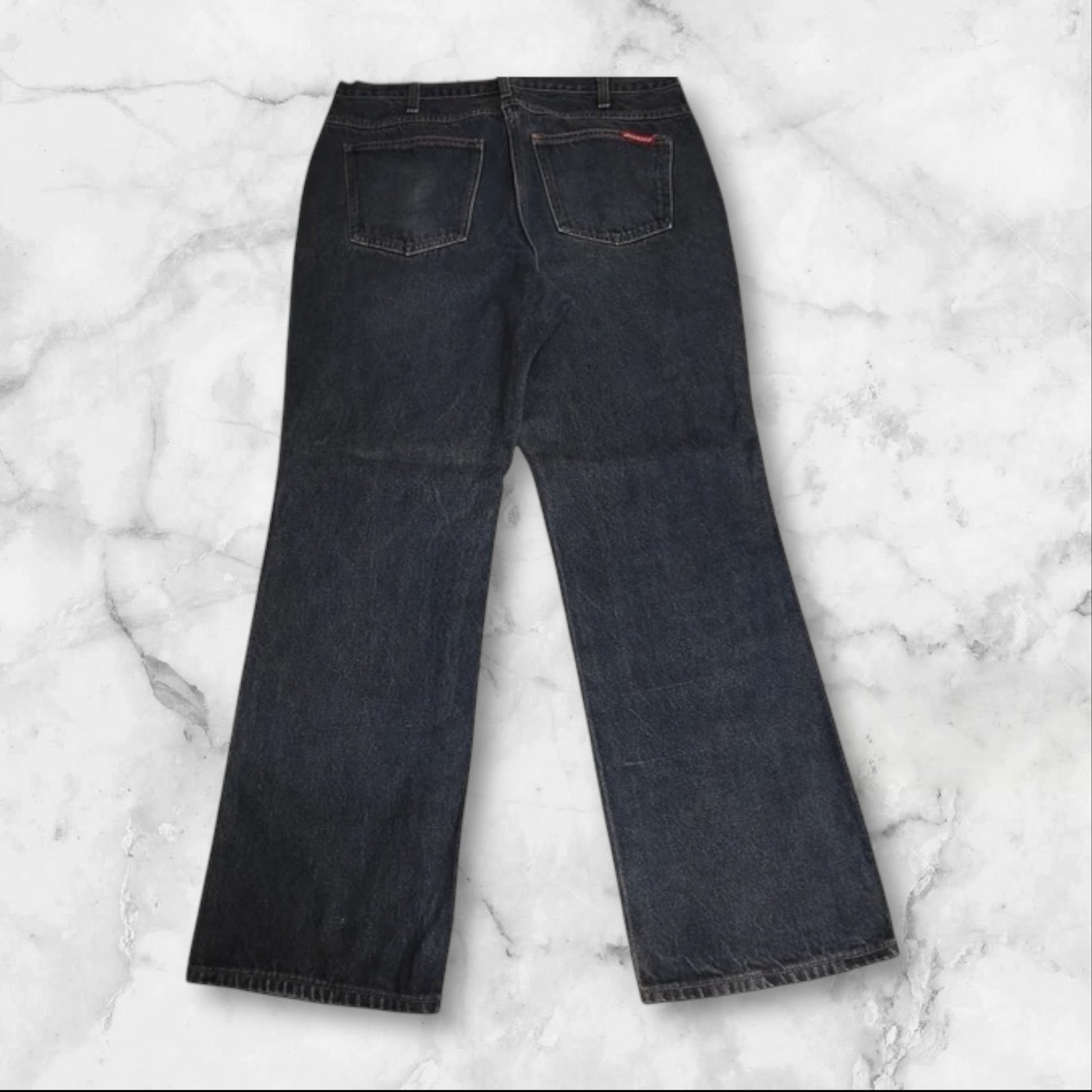 Entdecke unsere Vintage Track Pants von Nike und anderen Marken, erhältlich bei Valuxery.de - Dein Shop für trendige Vintage - Kleidung. Unsere Track Pants sind aus hochwertigen Materialien und