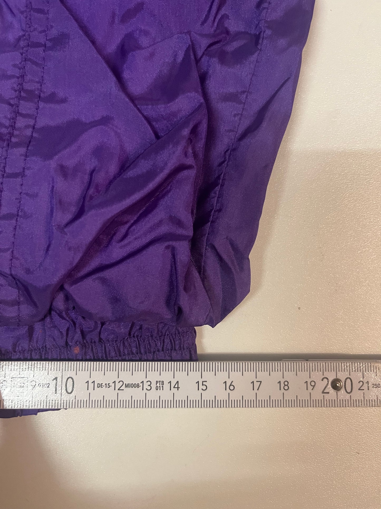 Entdecke unsere Vintage Track Pants von Nike und anderen Marken, erhältlich bei Valuxery.de - Dein Shop für trendige Vintage - Kleidung. Unsere Track Pants sind aus hochwertigen Materialien und