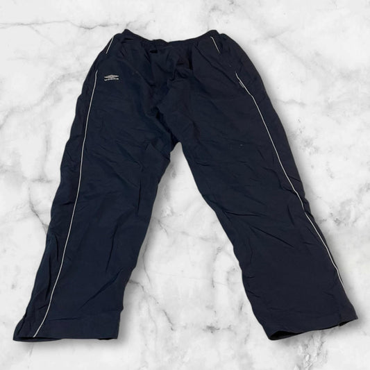 Entdecke unsere Vintage Track Pants von Nike und anderen Marken, erhältlich bei Valuxery.de - Dein Shop für trendige Vintage - Kleidung. Unsere Track Pants sind aus hochwertigen Materialien und