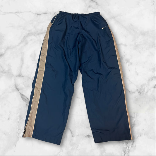 Entdecke unsere Vintage Track Pants von Nike und anderen Marken, erhältlich bei Valuxery.de - Dein Shop für trendige Vintage - Kleidung. Unsere Track Pants sind aus hochwertigen Materialien und
