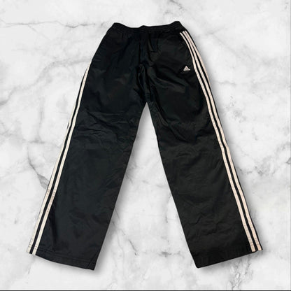 Entdecke unsere Vintage Track Pants von Nike und anderen Marken, erhältlich bei Valuxery.de - Dein Shop für trendige Vintage - Kleidung. Unsere Track Pants sind aus hochwertigen Materialien und