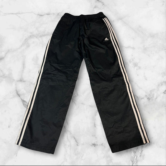 Entdecke unsere Vintage Track Pants von Nike und anderen Marken, erhältlich bei Valuxery.de - Dein Shop für trendige Vintage - Kleidung. Unsere Track Pants sind aus hochwertigen Materialien und