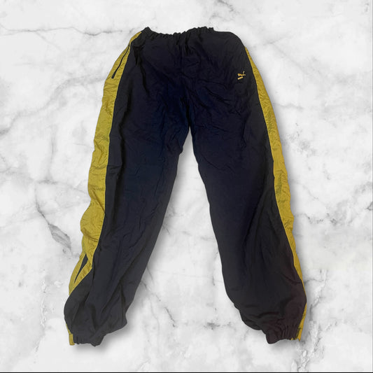 Entdecke unsere Vintage Track Pants von Nike und anderen Marken, erhältlich bei Valuxery.de - Dein Shop für trendige Vintage - Kleidung. Unsere Track Pants sind aus hochwertigen Materialien und