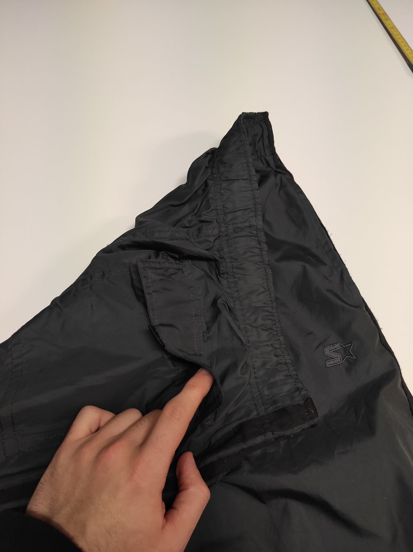 Entdecke unsere Vintage Track Pants von Nike und anderen Marken, erhältlich bei Valuxery.de - Dein Shop für trendige Vintage - Kleidung. Unsere Track Pants sind aus hochwertigen Materialien und