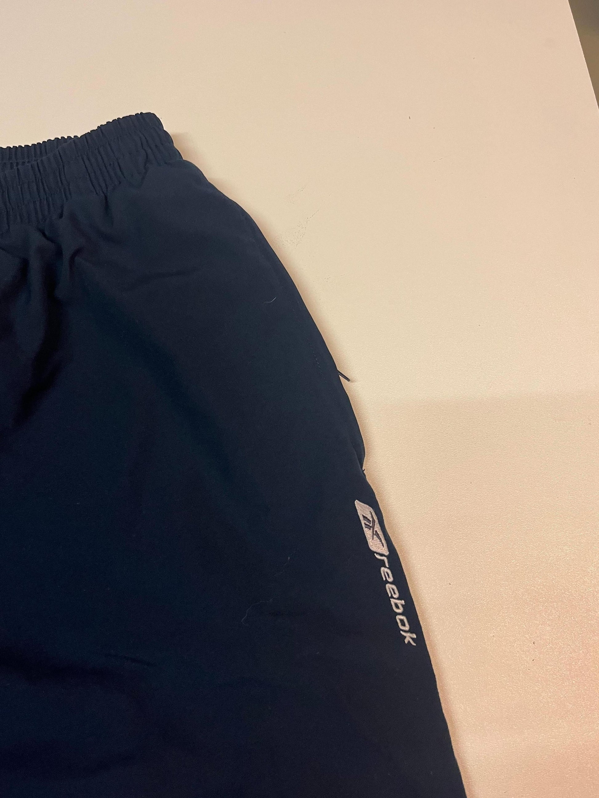 Entdecke unsere Vintage Track Pants von Nike und anderen Marken, erhältlich bei Valuxery.de - Dein Shop für trendige Vintage - Kleidung. Unsere Track Pants sind aus hochwertigen Materialien und