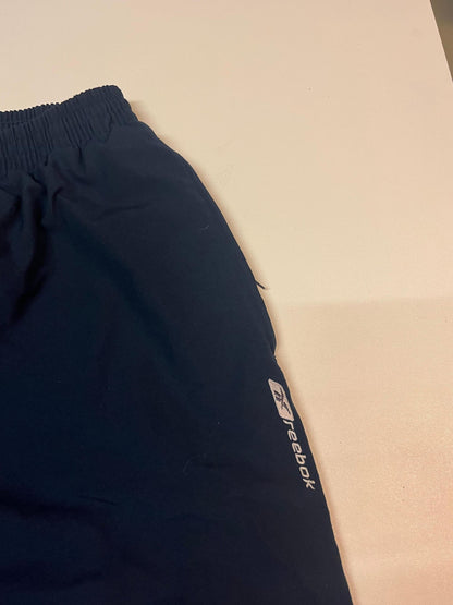 Entdecke unsere Vintage Track Pants von Nike und anderen Marken, erhältlich bei Valuxery.de - Dein Shop für trendige Vintage - Kleidung. Unsere Track Pants sind aus hochwertigen Materialien und