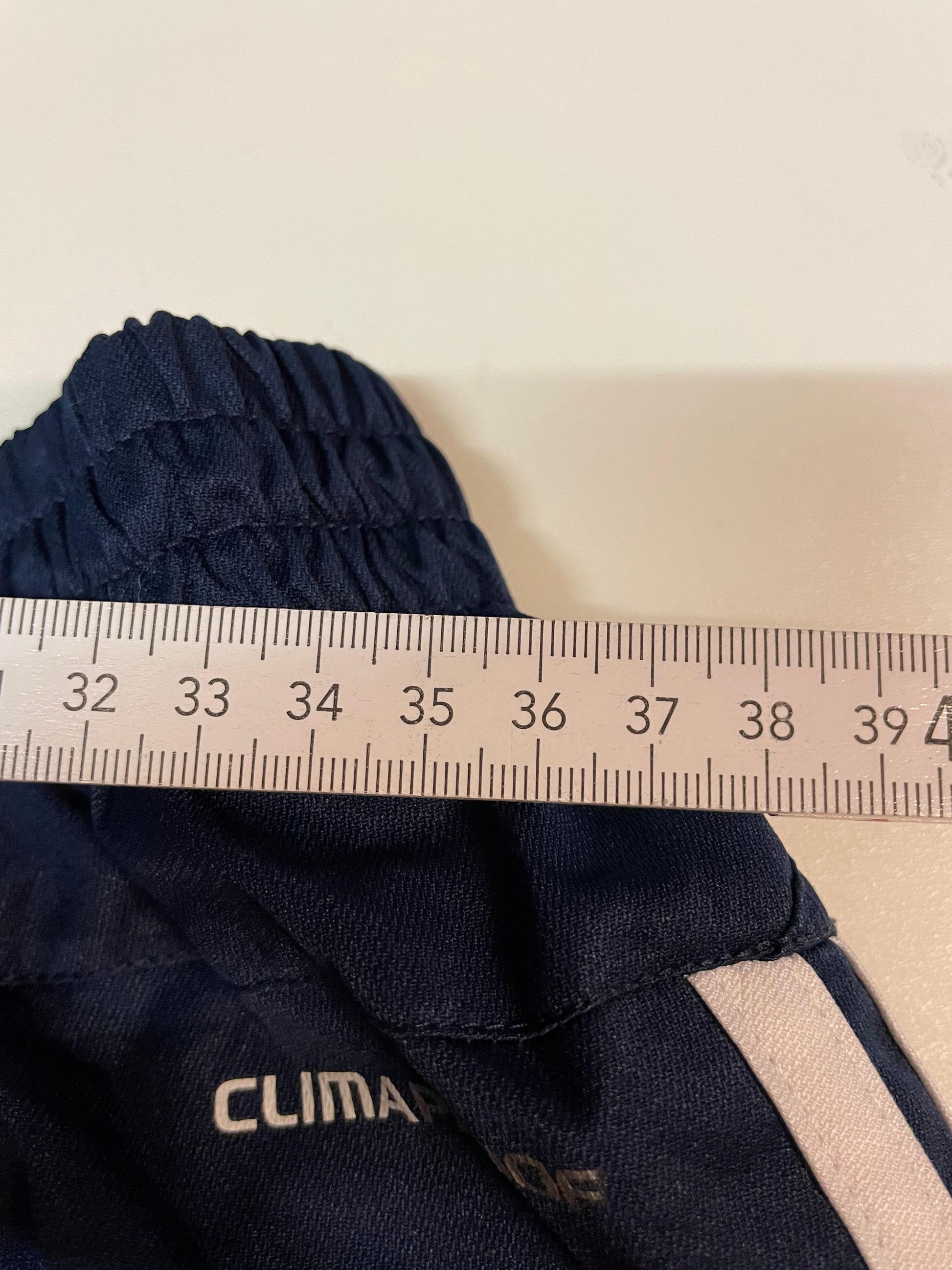 Entdecke unsere Vintage Track Pants von Nike und anderen Marken, erhältlich bei Valuxery.de - Dein Shop für trendige Vintage - Kleidung. Unsere Track Pants sind aus hochwertigen Materialien und