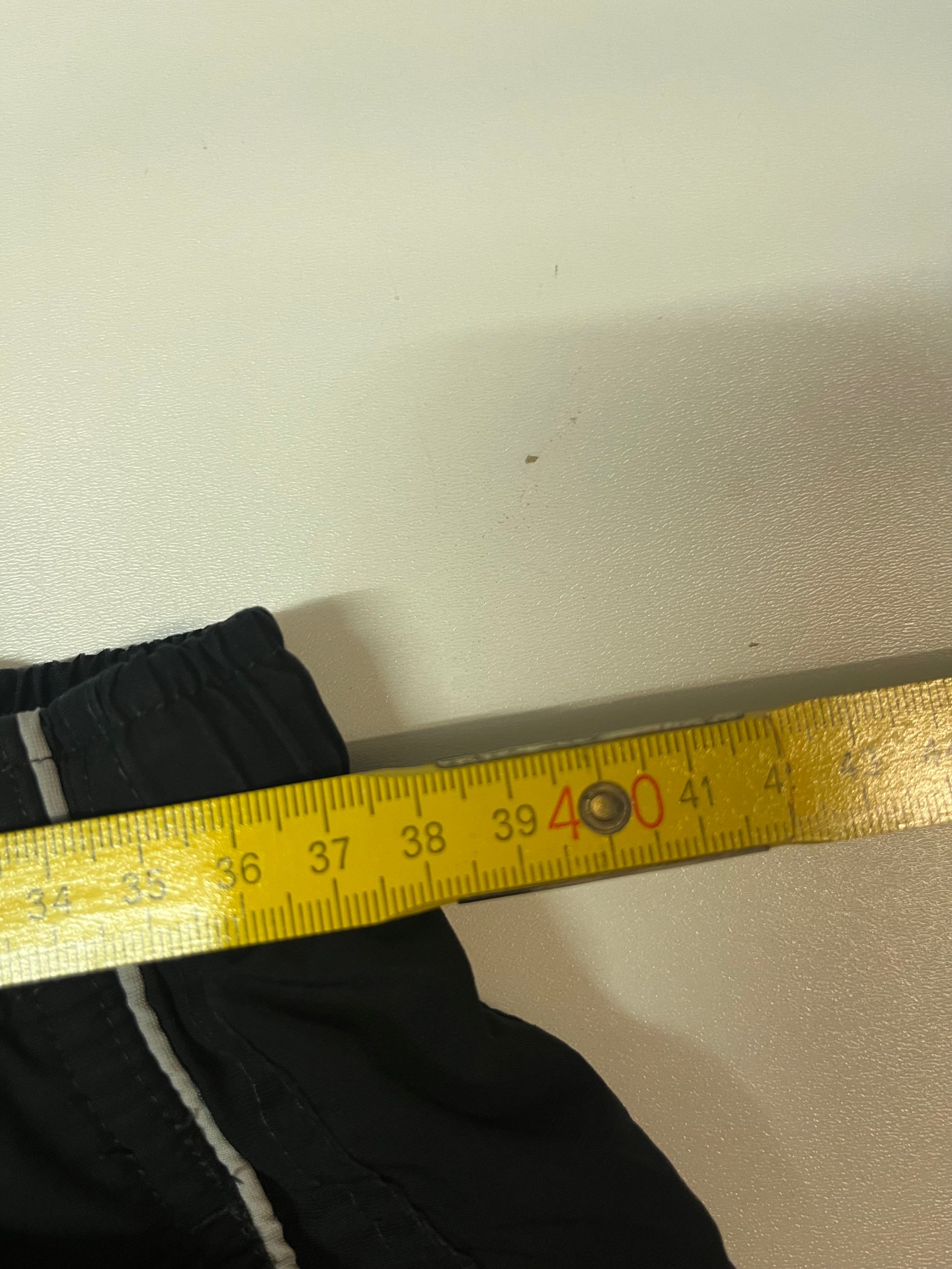 Entdecke unsere Vintage Track Pants von Nike und anderen Marken, erhältlich bei Valuxery.de - Dein Shop für trendige Vintage - Kleidung. Unsere Track Pants sind aus hochwertigen Materialien und