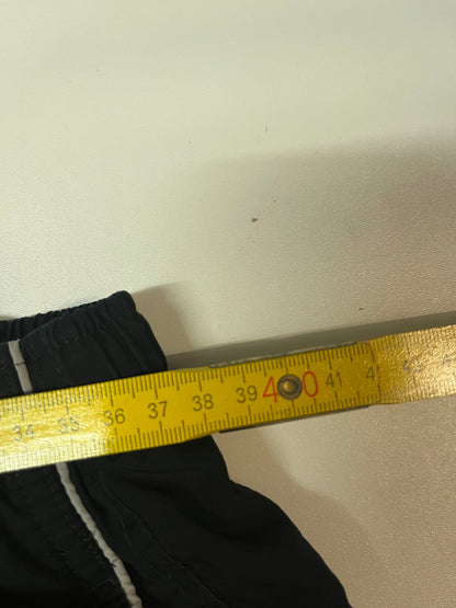 Entdecke unsere Vintage Track Pants von Nike und anderen Marken, erhältlich bei Valuxery.de - Dein Shop für trendige Vintage - Kleidung. Unsere Track Pants sind aus hochwertigen Materialien und