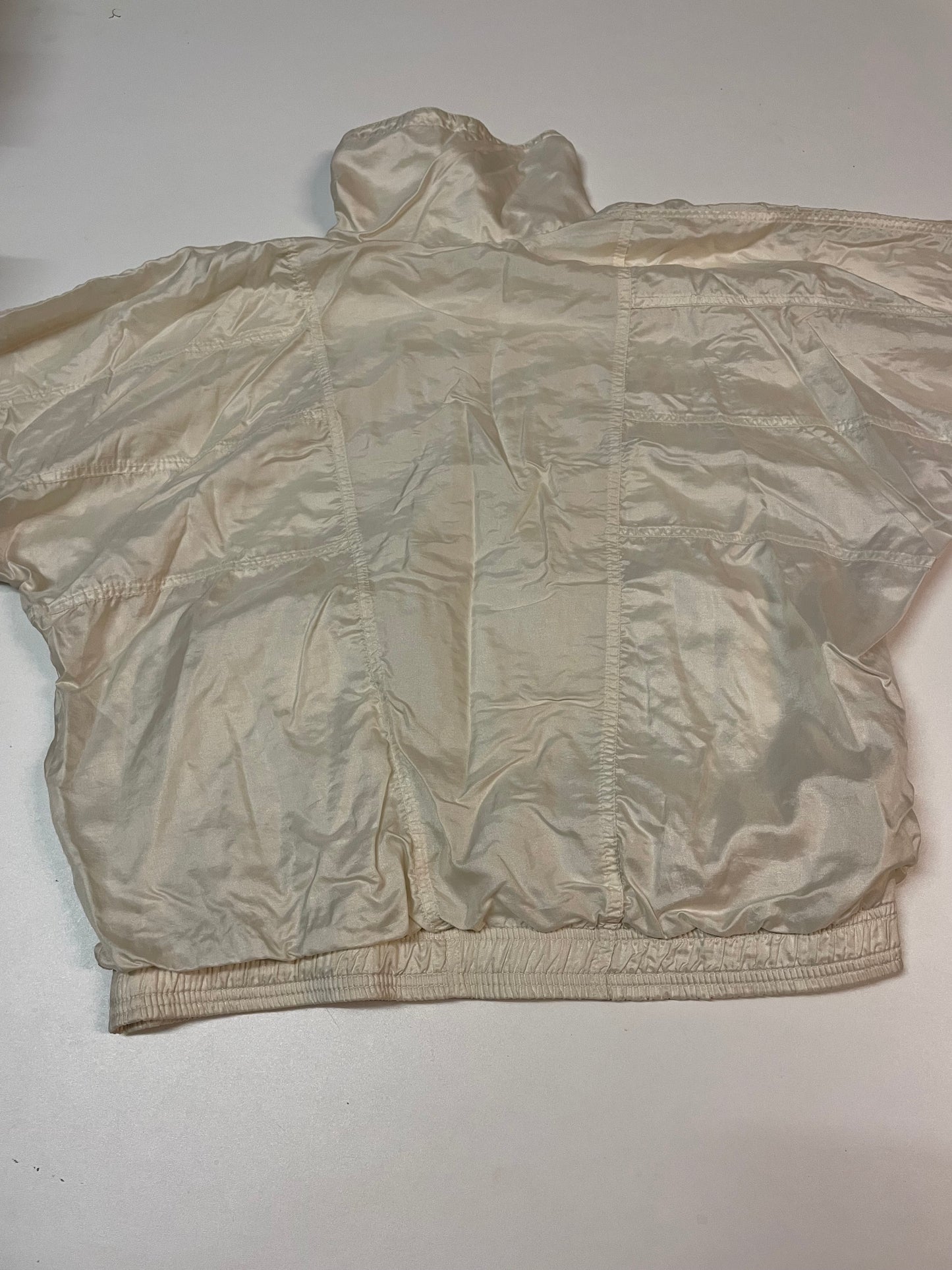 Entdecke unsere Vintage Track Pants von Nike und anderen Marken, erhältlich bei Valuxery.de - Dein Shop für trendige Vintage - Kleidung. Unsere Track Pants sind aus hochwertigen Materialien und
