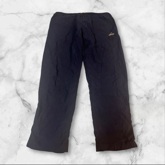 Entdecke unsere Vintage Track Pants von Nike und anderen Marken, erhältlich bei Valuxery.de - Dein Shop für trendige Vintage - Kleidung. Unsere Track Pants sind aus hochwertigen Materialien und