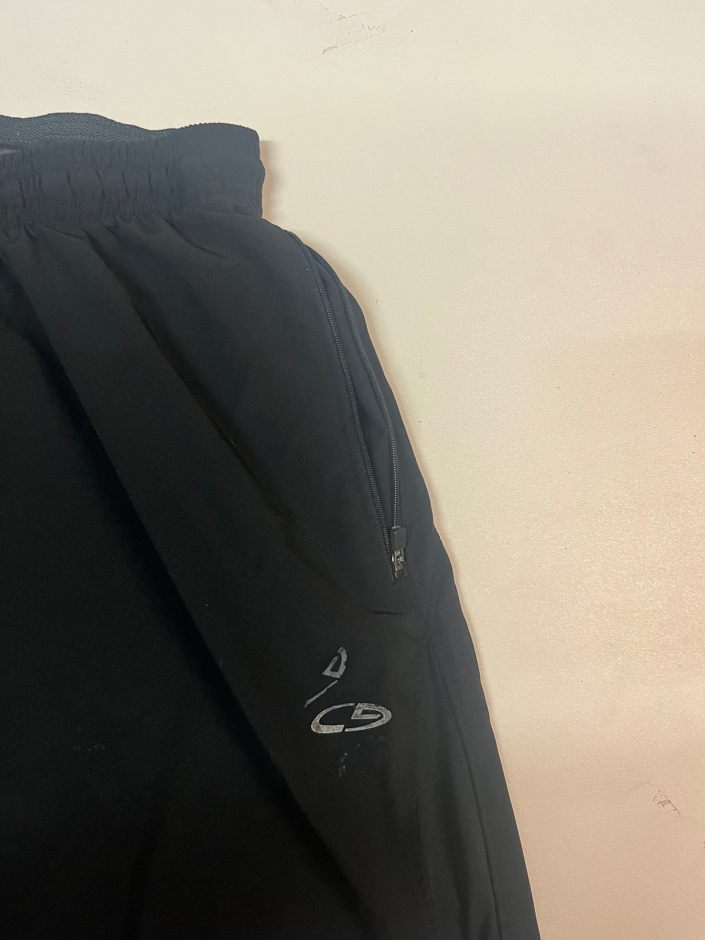 Entdecke unsere Vintage Track Pants von Nike und anderen Marken, erhältlich bei Valuxery.de - Dein Shop für trendige Vintage - Kleidung. Unsere Track Pants sind aus hochwertigen Materialien und