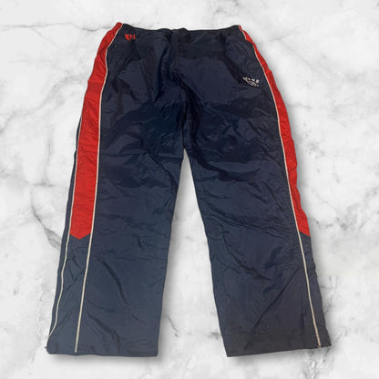 Entdecke unsere Vintage Track Pants von Nike und anderen Marken, erhältlich bei Valuxery.de - Dein Shop für trendige Vintage - Kleidung. Unsere Track Pants sind aus hochwertigen Materialien und