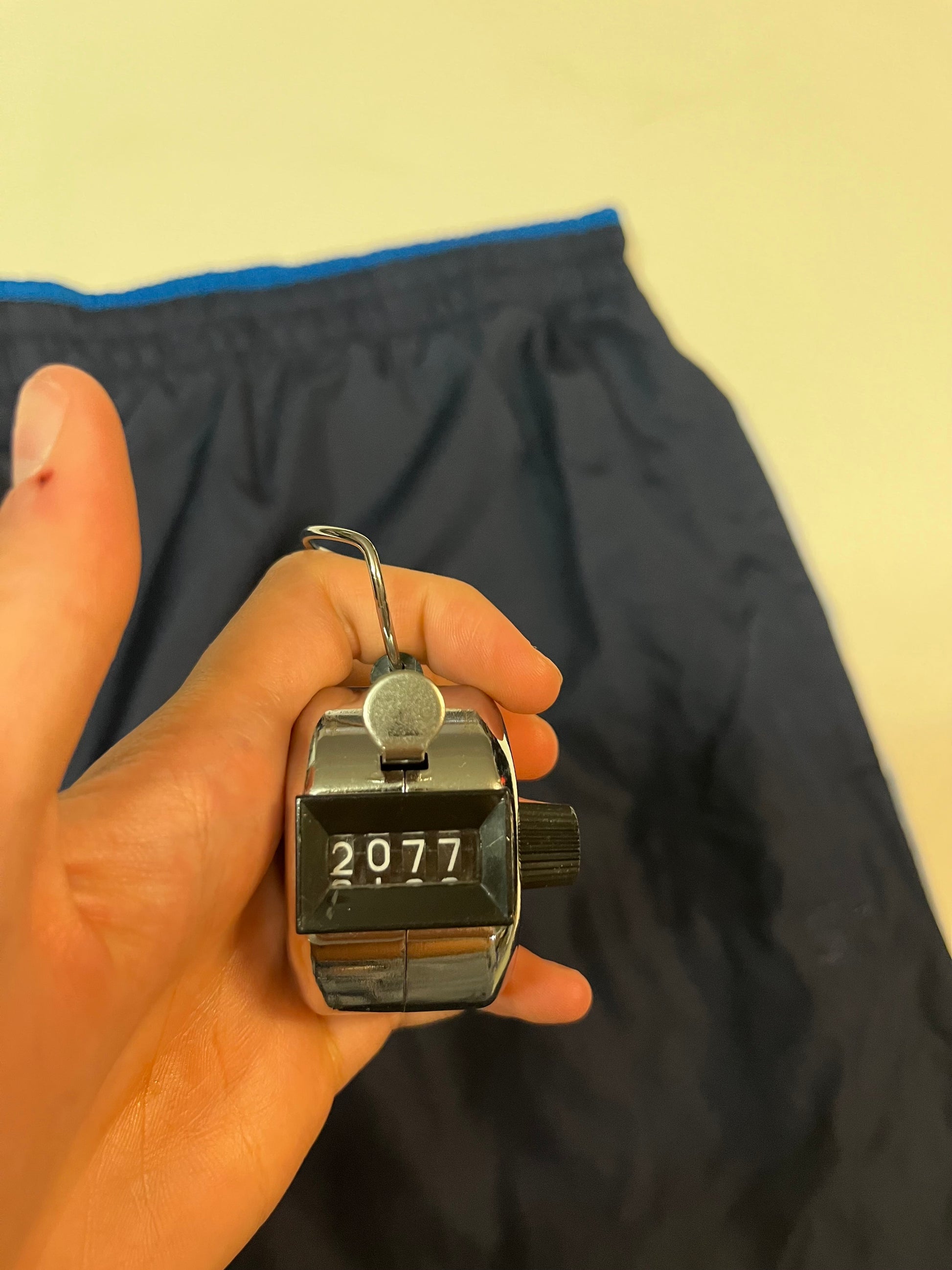 Entdecke unsere Vintage Track Pants von Nike und anderen Marken, erhältlich bei Valuxery.de - Dein Shop für trendige Vintage - Kleidung. Unsere Track Pants sind aus hochwertigen Materialien und