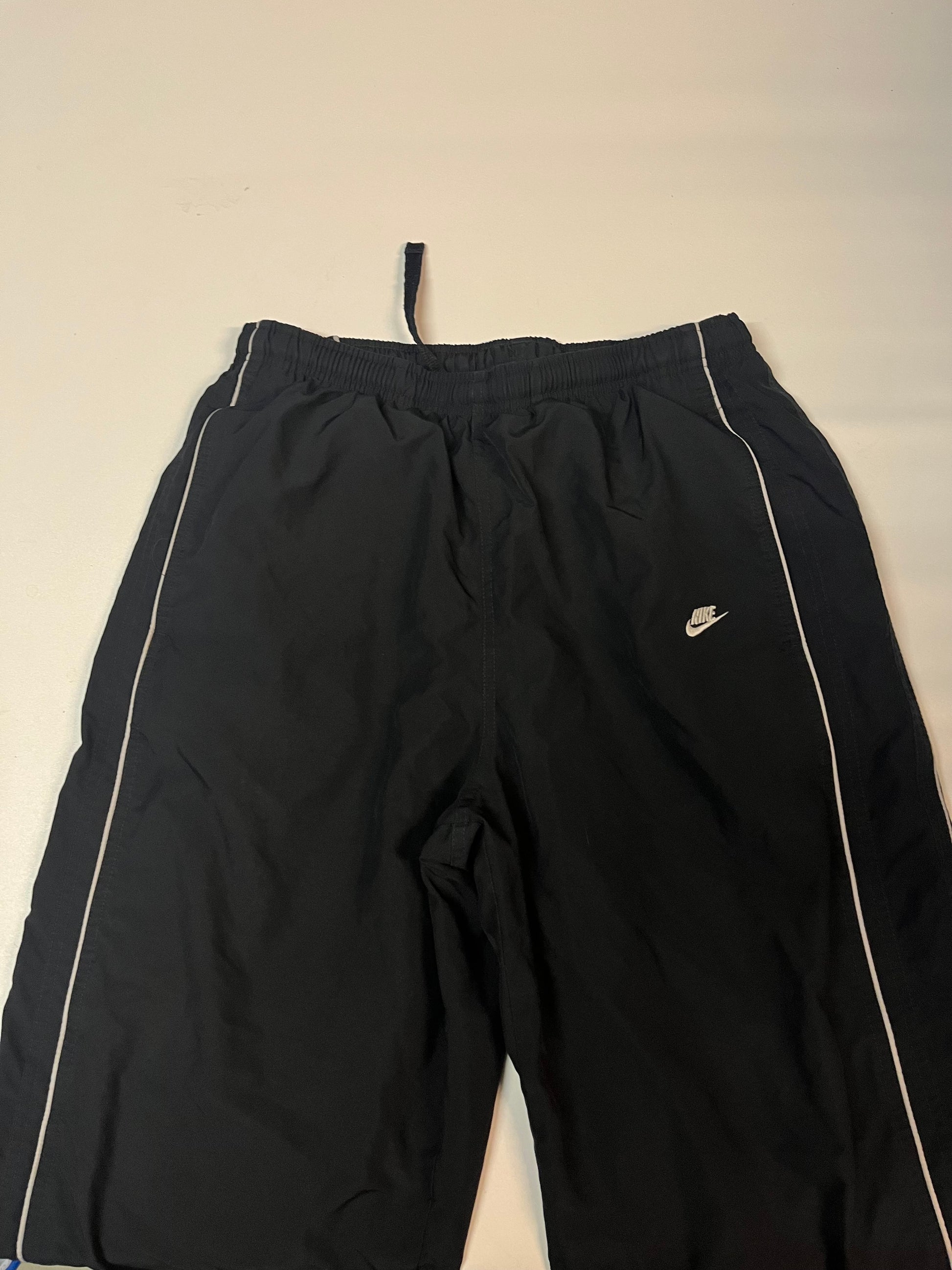 Entdecke unsere Vintage Track Pants von Nike und anderen Marken, erhältlich bei Valuxery.de - Dein Shop für trendige Vintage - Kleidung. Unsere Track Pants sind aus hochwertigen Materialien und