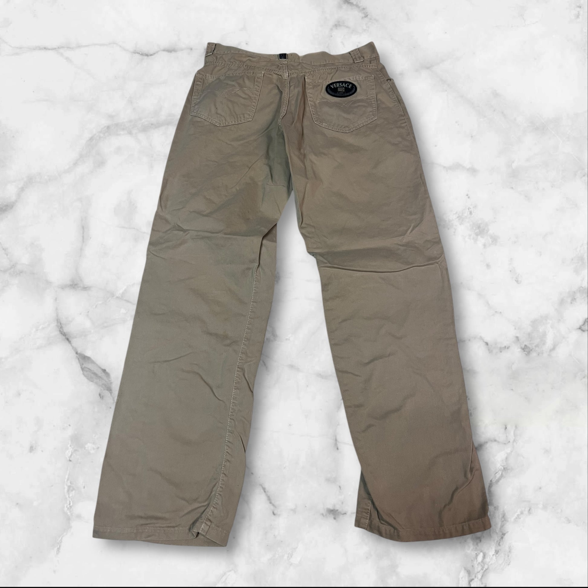 Entdecke unsere Vintage Track Pants von Nike und anderen Marken, erhältlich bei Valuxery.de - Dein Shop für trendige Vintage - Kleidung. Unsere Track Pants sind aus hochwertigen Materialien und