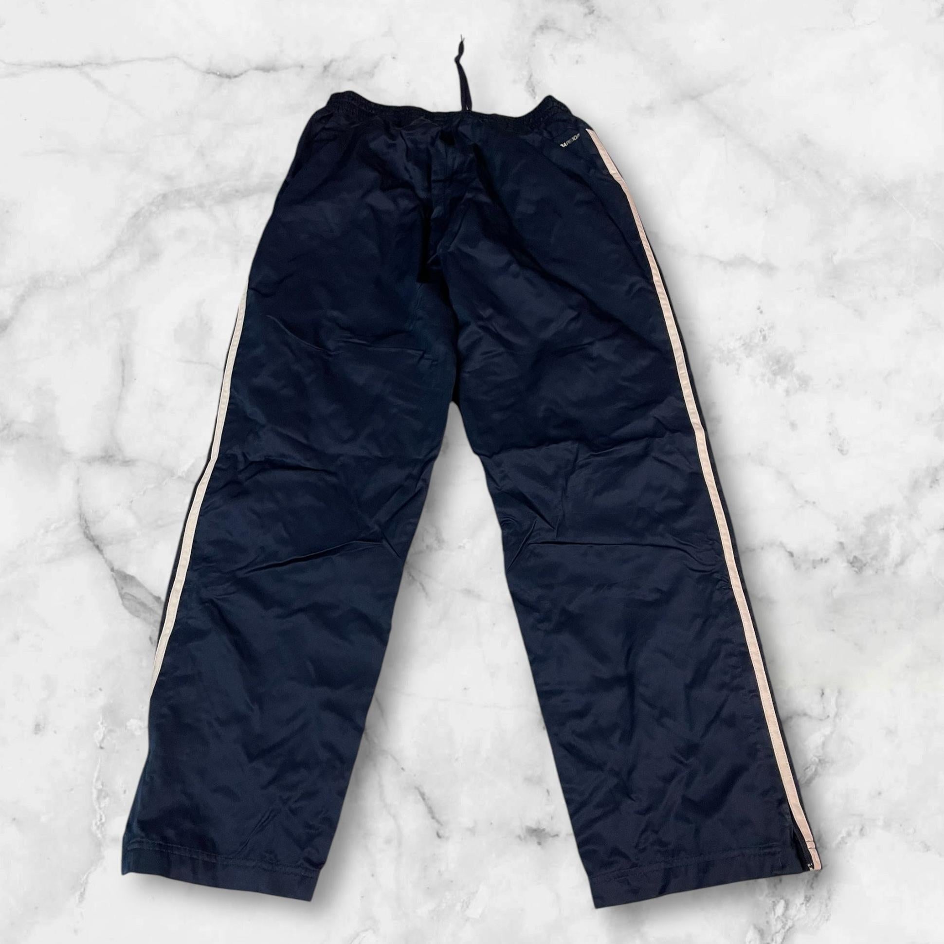 Entdecke unsere Vintage Track Pants von Nike und anderen Marken, erhältlich bei Valuxery.de - Dein Shop für trendige Vintage - Kleidung. Unsere Track Pants sind aus hochwertigen Materialien und