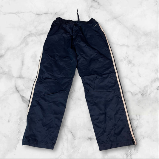 Entdecke unsere Vintage Track Pants von Nike und anderen Marken, erhältlich bei Valuxery.de - Dein Shop für trendige Vintage - Kleidung. Unsere Track Pants sind aus hochwertigen Materialien und
