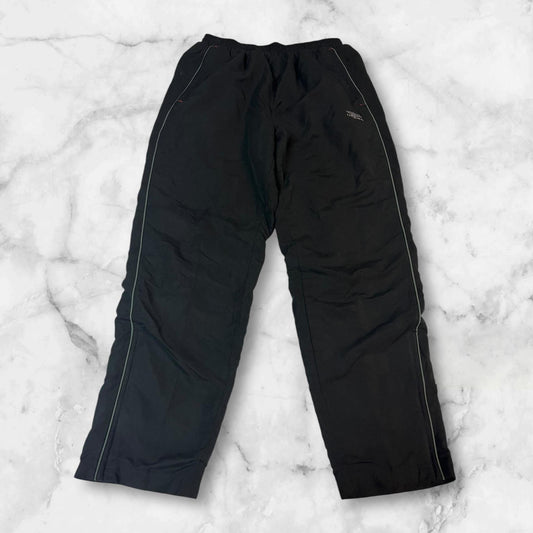 Entdecke unsere Vintage Track Pants von Nike und anderen Marken, erhältlich bei Valuxery.de - Dein Shop für trendige Vintage - Kleidung. Unsere Track Pants sind aus hochwertigen Materialien und