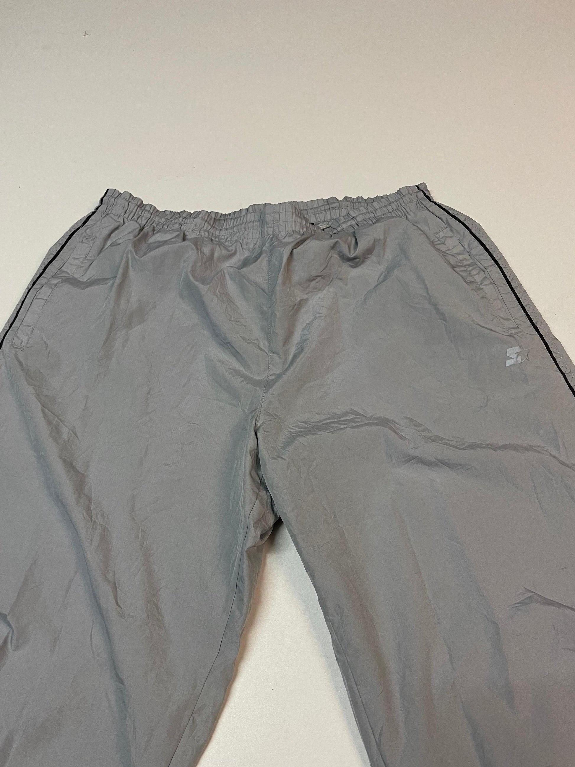 Entdecke unsere Vintage Track Pants von Nike und anderen Marken, erhältlich bei Valuxery.de - Dein Shop für trendige Vintage - Kleidung. Unsere Track Pants sind aus hochwertigen Materialien und