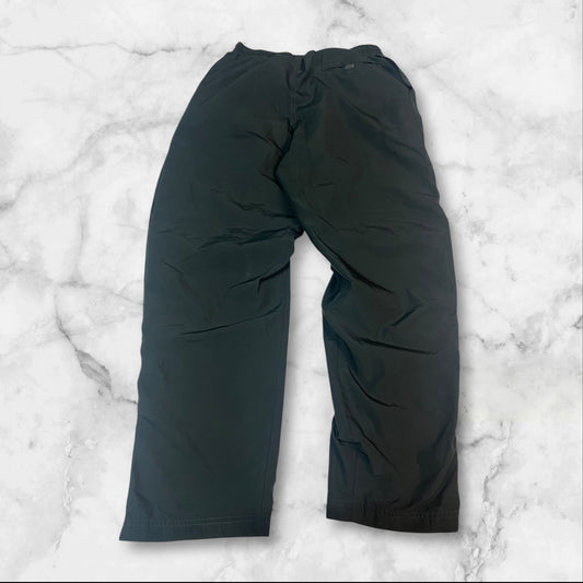 Entdecke unsere Vintage Track Pants von Nike und anderen Marken, erhältlich bei Valuxery.de - Dein Shop für trendige Vintage - Kleidung. Unsere Track Pants sind aus hochwertigen Materialien und