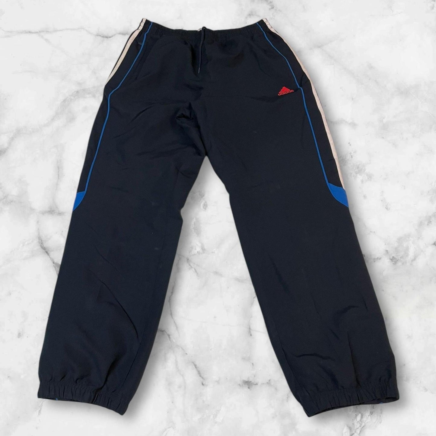 Entdecke unsere Vintage Track Pants von Nike und anderen Marken, erhältlich bei Valuxery.de - Dein Shop für trendige Vintage - Kleidung. Unsere Track Pants sind aus hochwertigen Materialien und