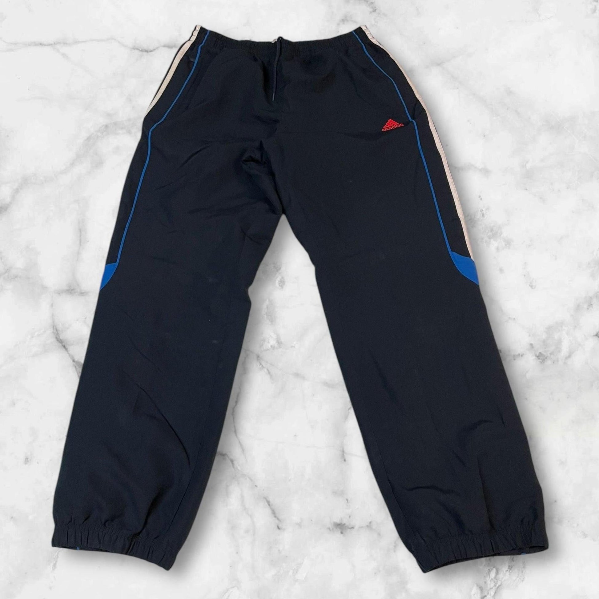 Entdecke unsere Vintage Track Pants von Nike und anderen Marken, erhältlich bei Valuxery.de - Dein Shop für trendige Vintage - Kleidung. Unsere Track Pants sind aus hochwertigen Materialien und