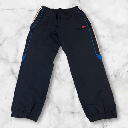 Entdecke unsere Vintage Track Pants von Nike und anderen Marken, erhältlich bei Valuxery.de - Dein Shop für trendige Vintage - Kleidung. Unsere Track Pants sind aus hochwertigen Materialien und