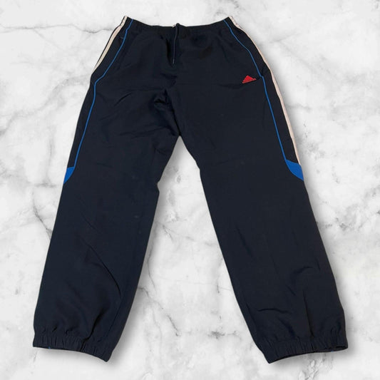 Entdecke unsere Vintage Track Pants von Nike und anderen Marken, erhältlich bei Valuxery.de - Dein Shop für trendige Vintage - Kleidung. Unsere Track Pants sind aus hochwertigen Materialien und