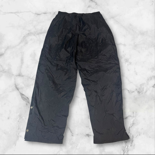 Entdecke unsere Vintage Track Pants von Nike und anderen Marken, erhältlich bei Valuxery.de - Dein Shop für trendige Vintage - Kleidung. Unsere Track Pants sind aus hochwertigen Materialien und