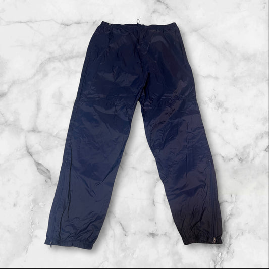 Entdecke unsere Vintage Track Pants von Nike und anderen Marken, erhältlich bei Valuxery.de - Dein Shop für trendige Vintage - Kleidung. Unsere Track Pants sind aus hochwertigen Materialien und