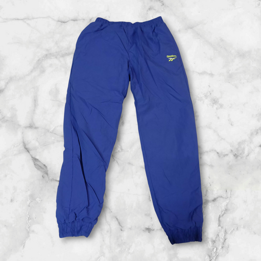 Entdecke unsere Vintage Track Pants von Nike und anderen Marken, erhältlich bei Valuxery.de - Dein Shop für trendige Vintage - Kleidung. Unsere Track Pants sind aus hochwertigen Materialien und