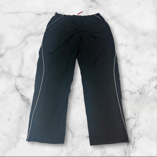 Entdecke unsere Vintage Track Pants von Nike und anderen Marken, erhältlich bei Valuxery.de - Dein Shop für trendige Vintage - Kleidung. Unsere Track Pants sind aus hochwertigen Materialien und