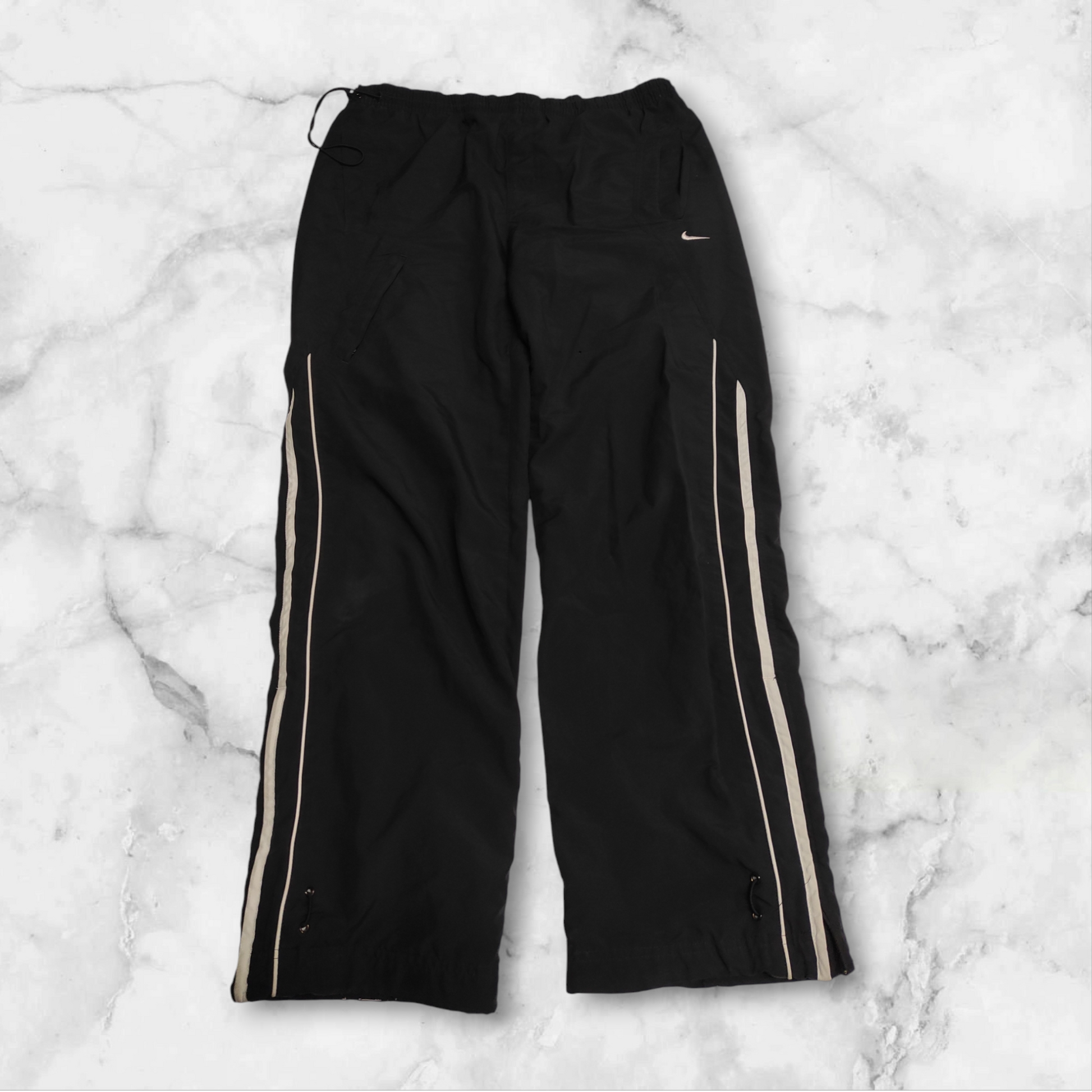 Entdecke unsere Vintage Track Pants von Nike und anderen Marken, erhältlich bei Valuxery.de - Dein Shop für trendige Vintage - Kleidung. Unsere Track Pants sind aus hochwertigen Materialien und
