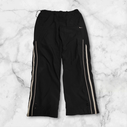 Entdecke unsere Vintage Track Pants von Nike und anderen Marken, erhältlich bei Valuxery.de - Dein Shop für trendige Vintage - Kleidung. Unsere Track Pants sind aus hochwertigen Materialien und