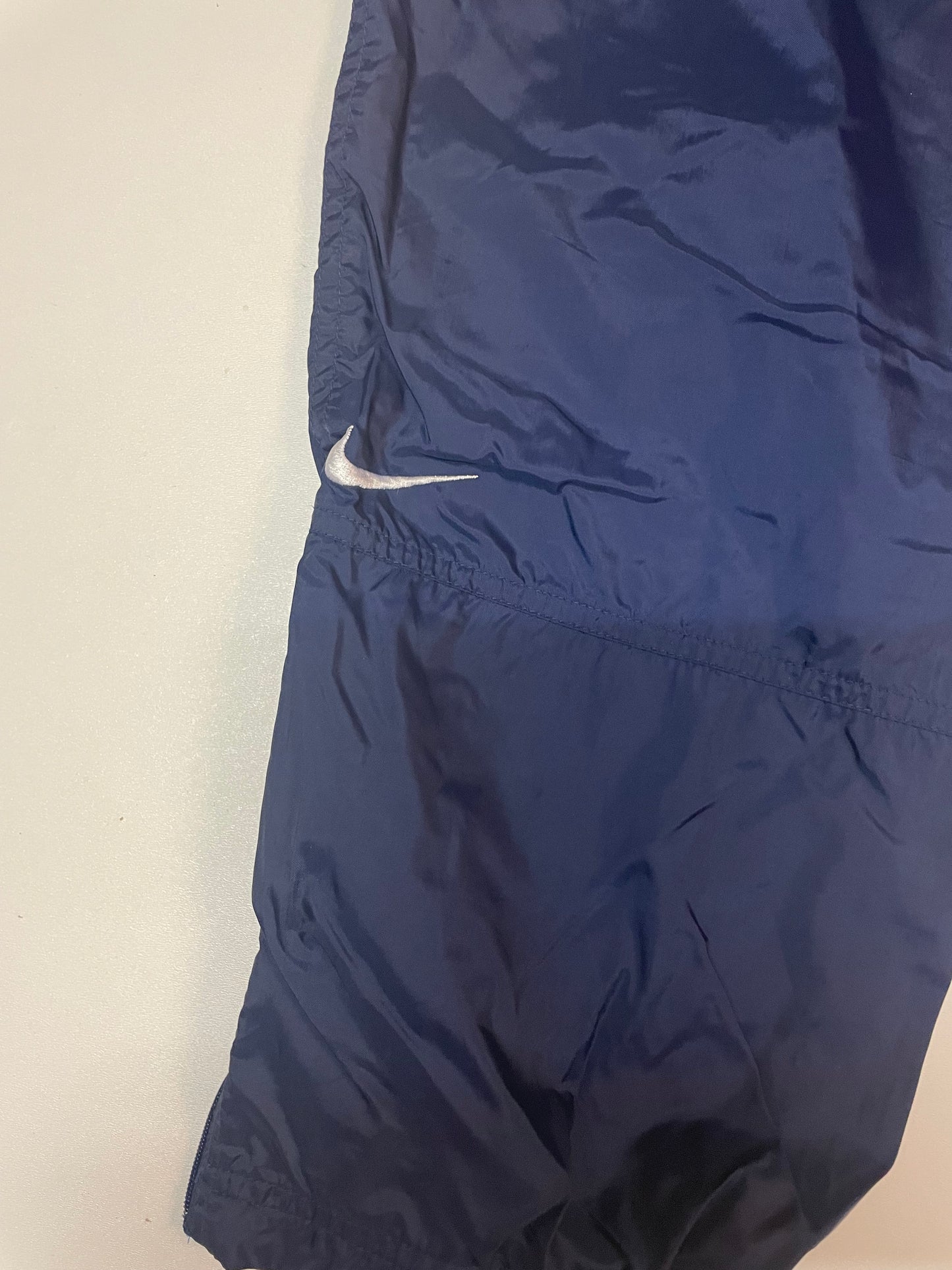 Entdecke unsere Vintage Track Pants von Nike und anderen Marken, erhältlich bei Valuxery.de - Dein Shop für trendige Vintage - Kleidung. Unsere Track Pants sind aus hochwertigen Materialien und