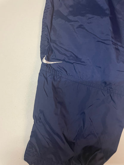 Entdecke unsere Vintage Track Pants von Nike und anderen Marken, erhältlich bei Valuxery.de - Dein Shop für trendige Vintage - Kleidung. Unsere Track Pants sind aus hochwertigen Materialien und